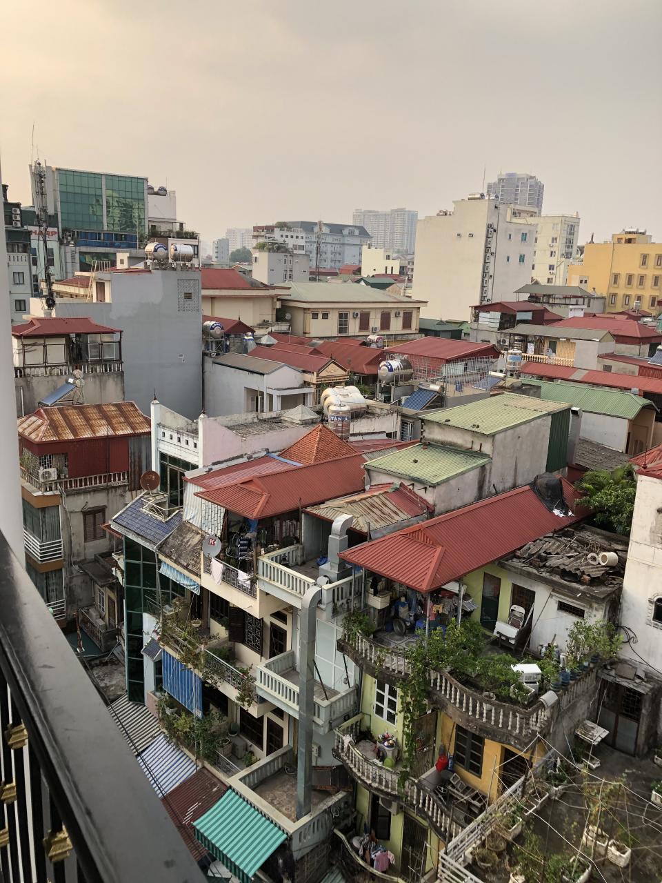 実習生の面接にベトナムハノイに来ました ホテルから眺める街並みは昔ながらの 風景と近代化の波がごっちゃになったような 株式会社サカジオ